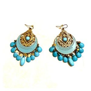 Beautiful turquoise colored earrings.